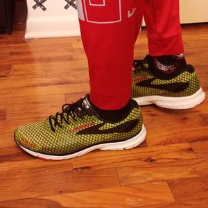 Brooks Launch 3 LE "Tokyo Dragon" racers